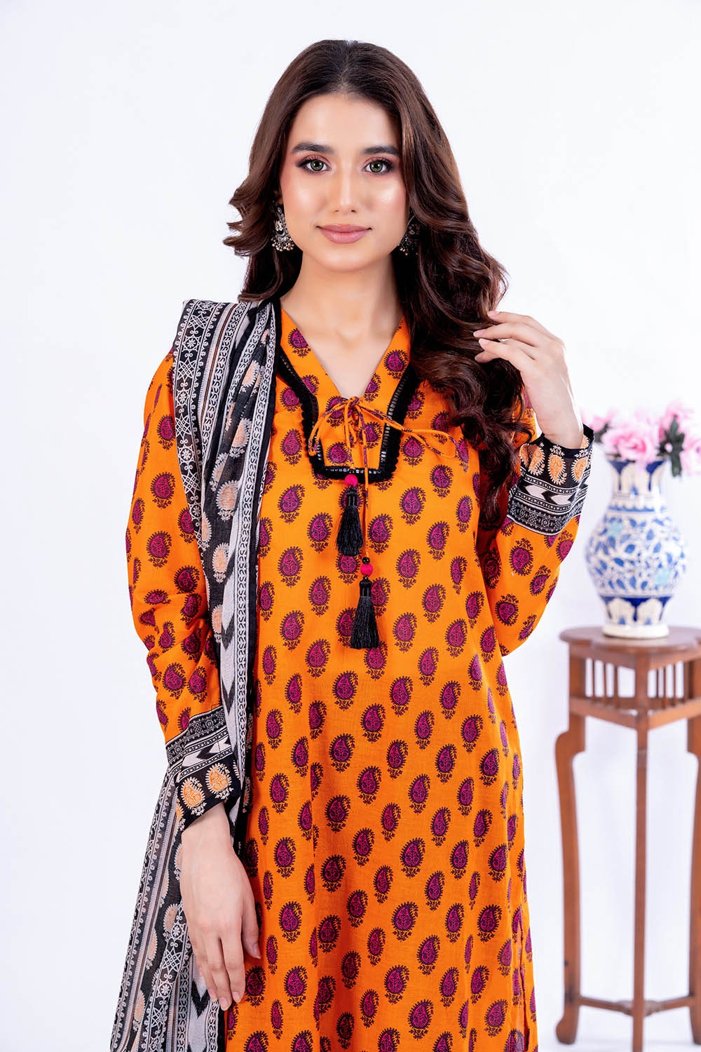 https://cdn.shopify.com/s/files/1/0706/3253/8159/files/printed-lawn-dupatta-shirt-dyed-trouser-gulahmed-clp-52099-close.jpg?v=1774438333