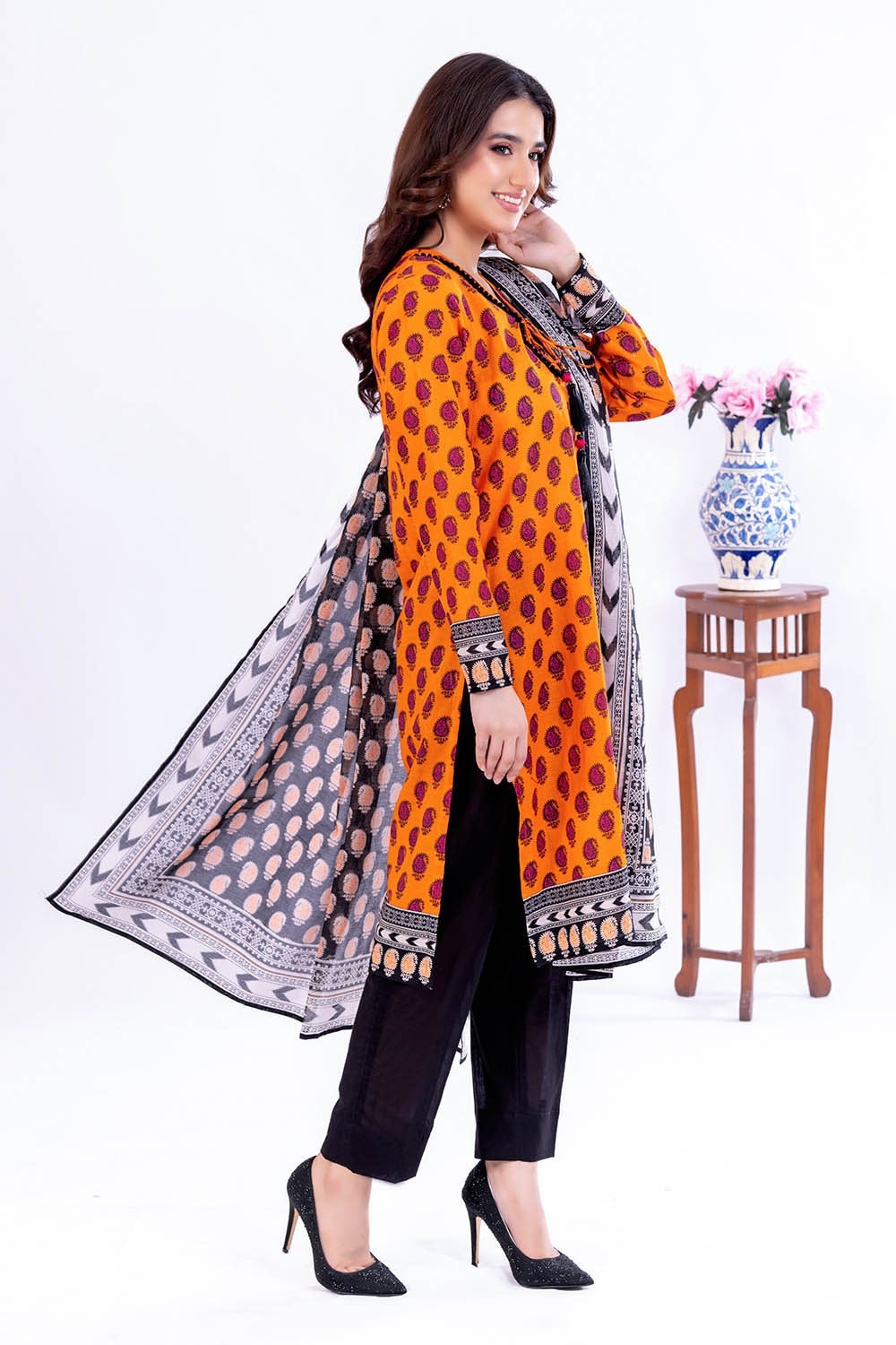 https://cdn.shopify.com/s/files/1/0706/3253/8159/files/printed-lawn-dupatta-shirt-dyed-trouser-gulahmed-clp-52099-side.jpg?v=1774438333