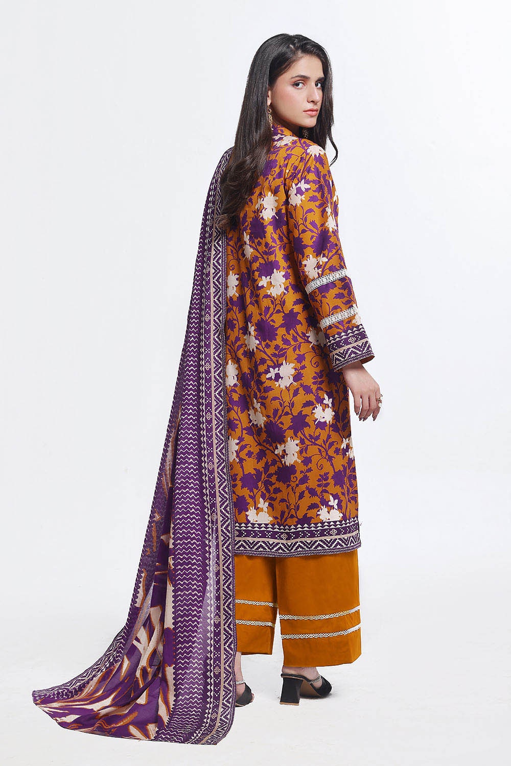 https://cdn.shopify.com/s/files/1/0706/3253/8159/files/printed-lawn-shirt-dupatta-dyed-trouser-gulahmed-clp-52086-back.jpg?v=1758381005