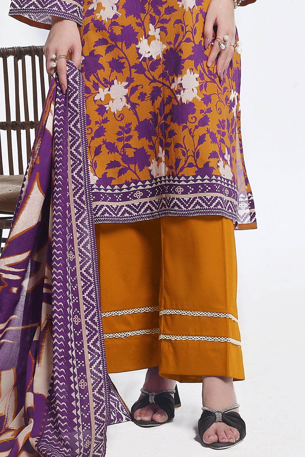 https://cdn.shopify.com/s/files/1/0706/3253/8159/files/printed-lawn-shirt-dupatta-dyed-trouser-gulahmed-clp-52086-bottom.jpg?v=1758381005