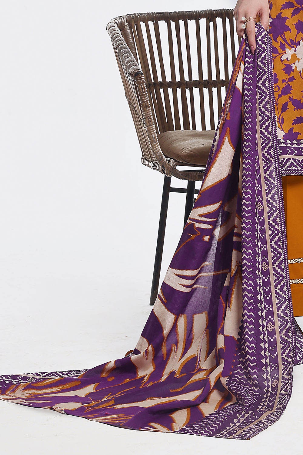 https://cdn.shopify.com/s/files/1/0706/3253/8159/files/printed-lawn-shirt-dupatta-dyed-trouser-gulahmed-clp-52086-dupatta.jpg?v=1758381005
