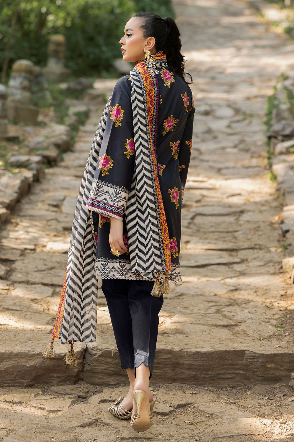https://cdn.shopify.com/s/files/1/0706/3253/8159/files/printed-lawn-shirt-dupatta-dyed-trouser-gulahmed-sd-52002-back.jpg?v=1775718706