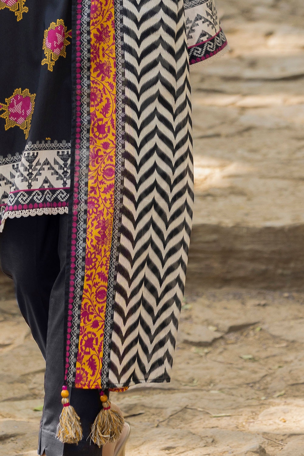https://cdn.shopify.com/s/files/1/0706/3253/8159/files/printed-lawn-shirt-dupatta-dyed-trouser-gulahmed-sd-52002-dupatta.jpg?v=1775718706