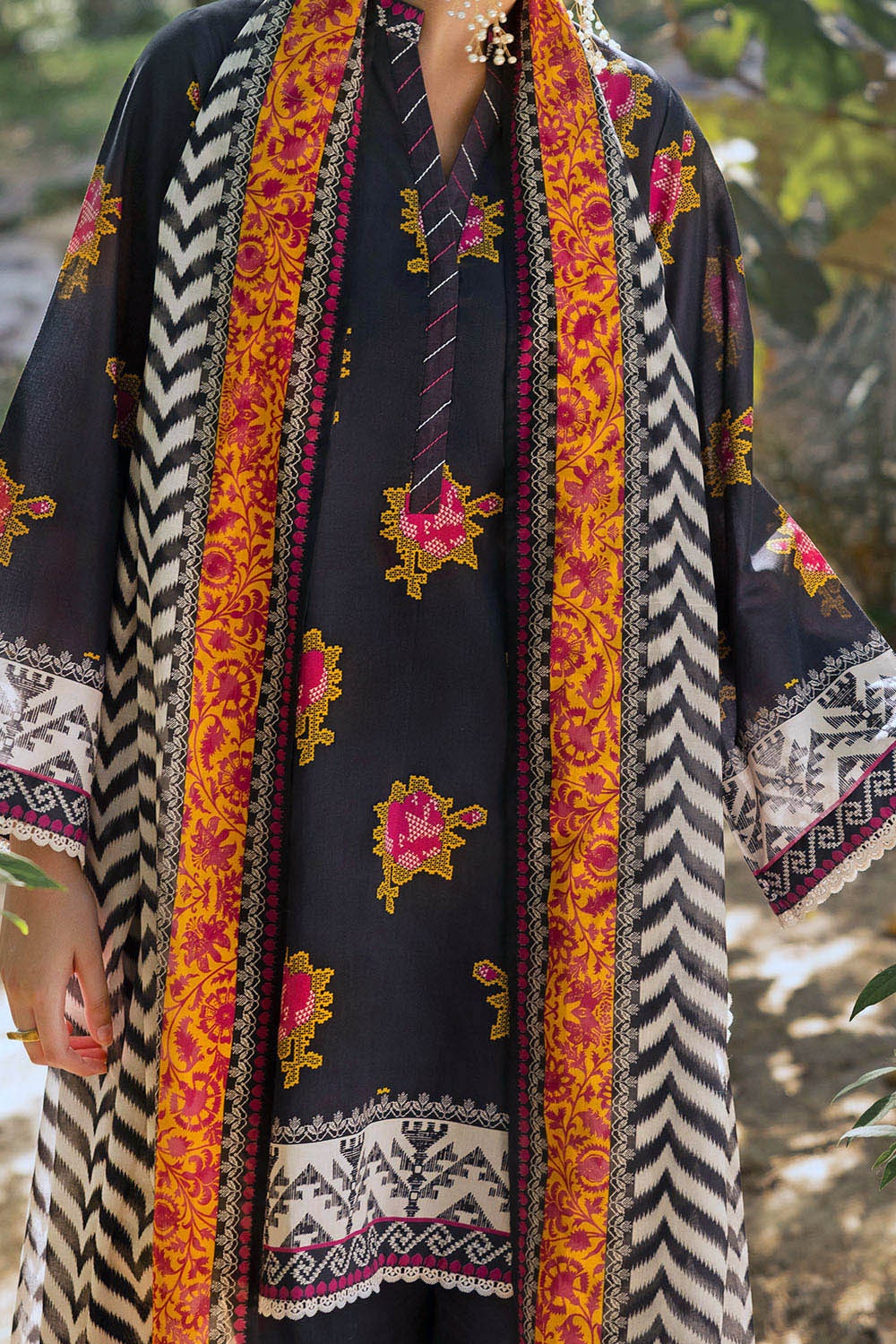 https://cdn.shopify.com/s/files/1/0706/3253/8159/files/printed-lawn-shirt-dupatta-dyed-trouser-gulahmed-sd-52002-half.jpg?v=1775718706