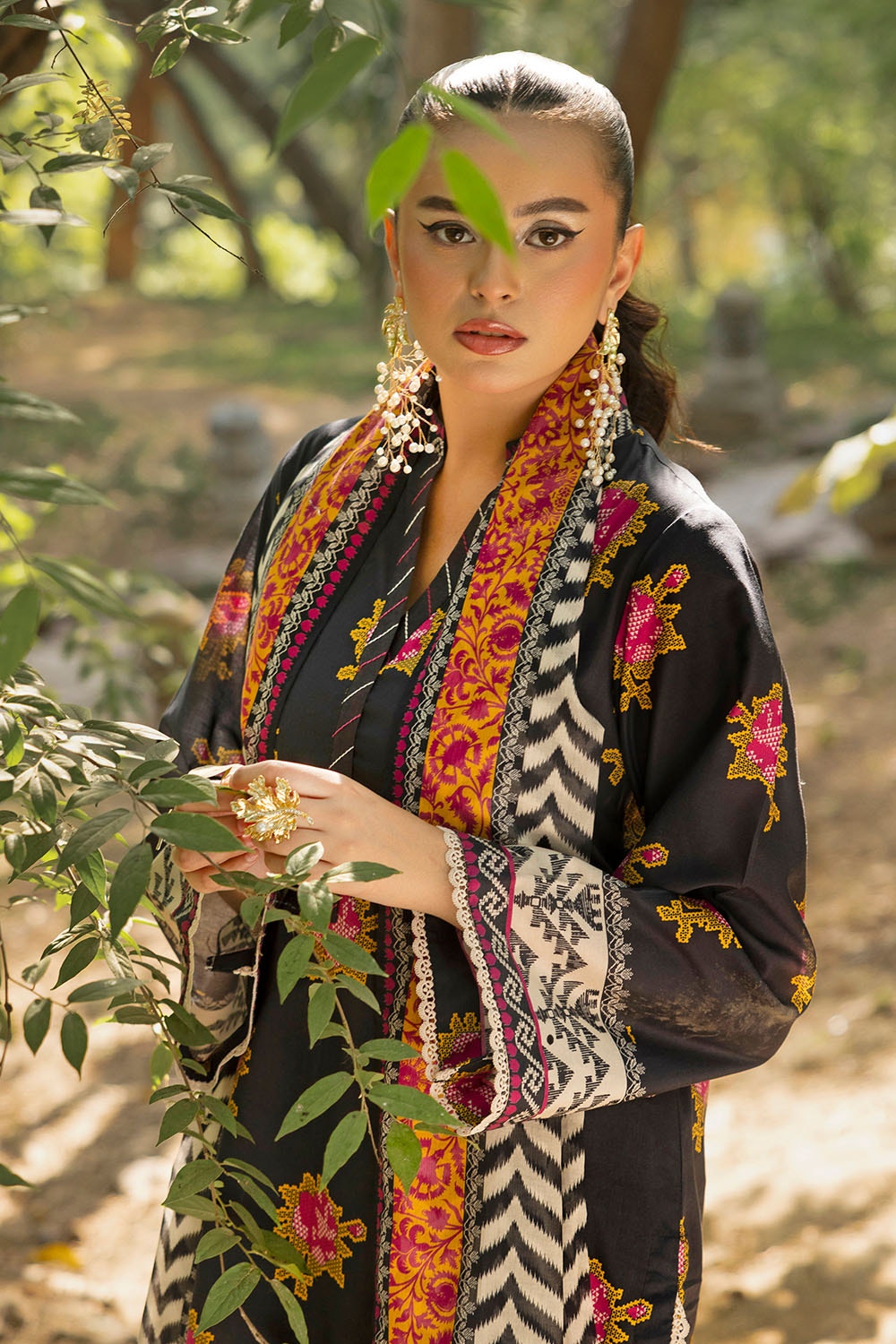 https://cdn.shopify.com/s/files/1/0706/3253/8159/files/printed-lawn-shirt-dupatta-dyed-trouser-gulahmed-sd-52002-sleeves.jpg?v=1775718706