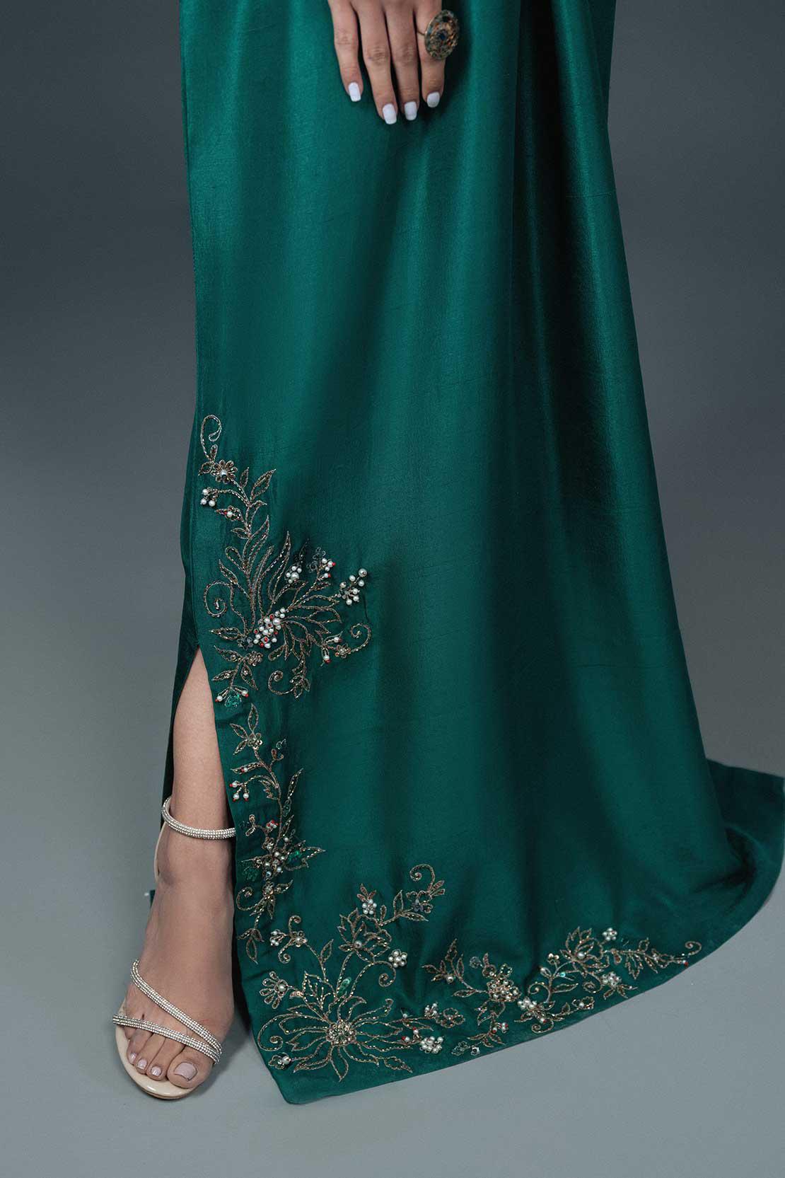 https://cdn.shopify.com/s/files/1/0923/1931/8403/files/raania-regalia-kaftan-by-alizay-saad-255417.jpg?v=1756724932