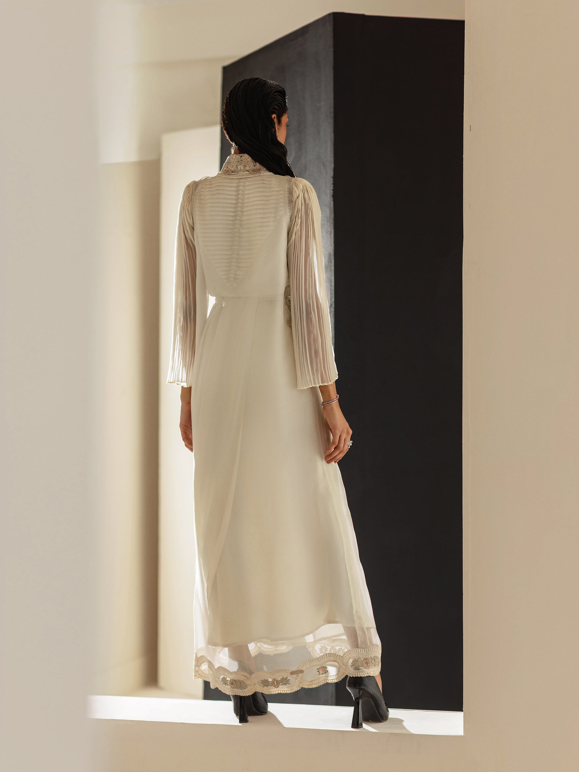 https://cdn.shopify.com/s/files/1/0768/4872/6205/files/reyna-ivory-1.jpg?v=1778312069