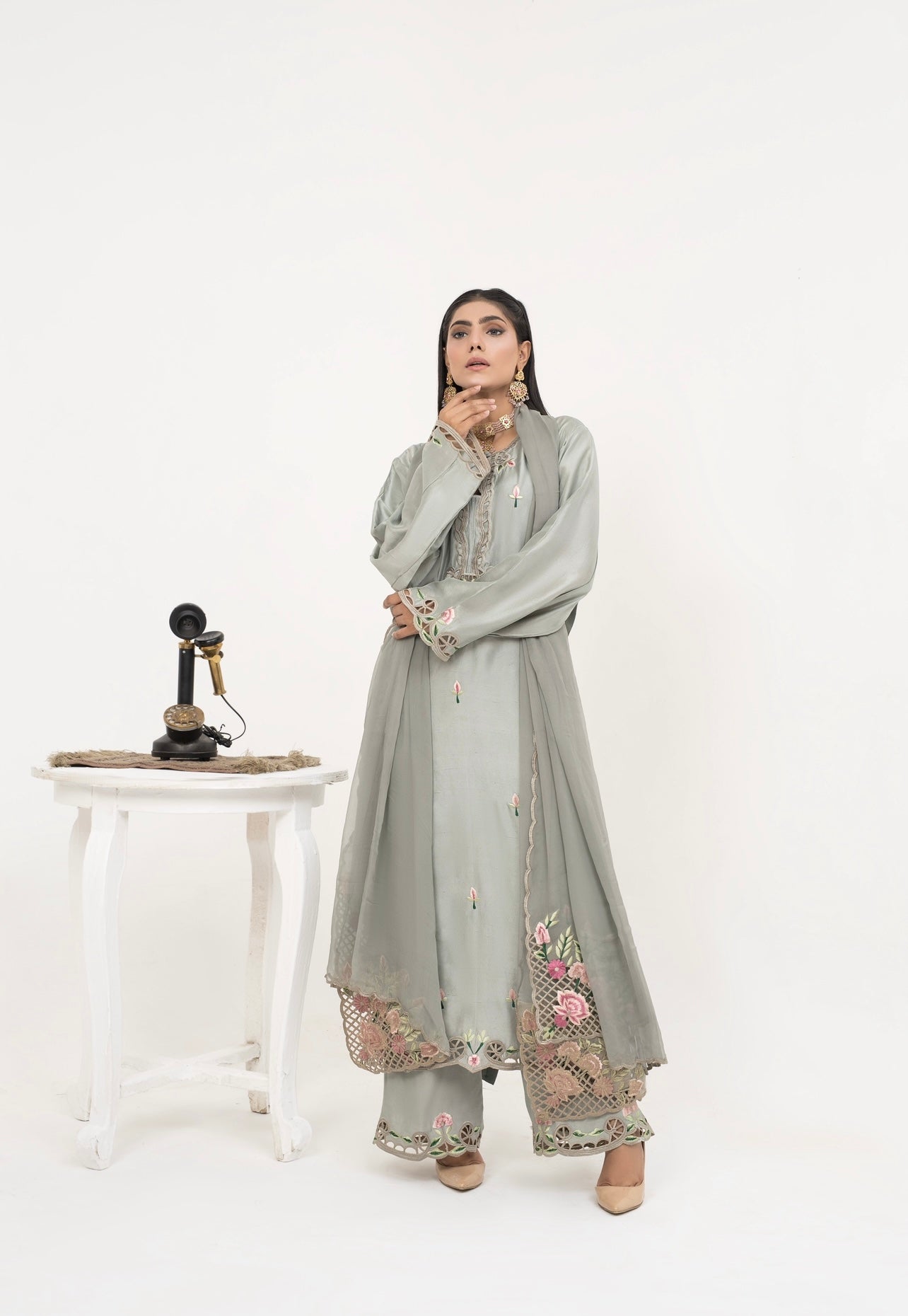 https://cdn.shopify.com/s/files/1/0923/1931/8403/files/roop-semi-formal-140575_fbe21d7b-bf2f-466b-b647-108c88555ddb.jpg?v=1756725074