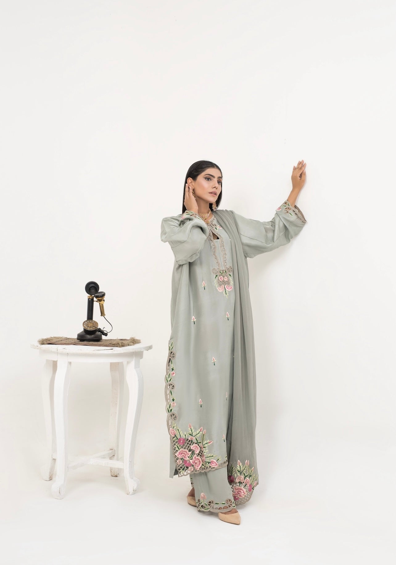 https://cdn.shopify.com/s/files/1/0923/1931/8403/files/roop-semi-formal-918749_8ddb69a8-f17c-4b0c-8529-6afd901e52e5.jpg?v=1756725075