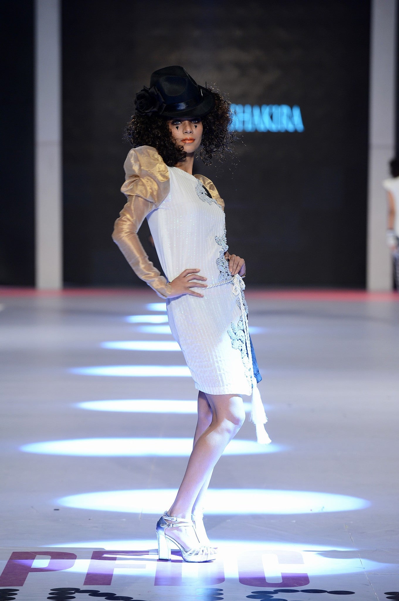 https://cdn.shopify.com/s/files/1/1625/9005/products/saira-shakira-13-4-14-174.jpg?v=1485075836