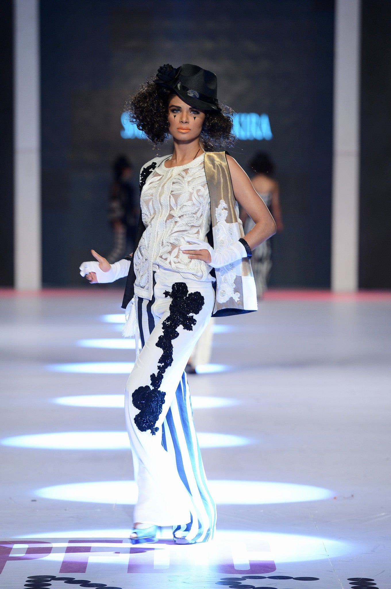https://cdn.shopify.com/s/files/1/1625/9005/products/saira-shakira-13-4-14-332.jpg?v=1485075959