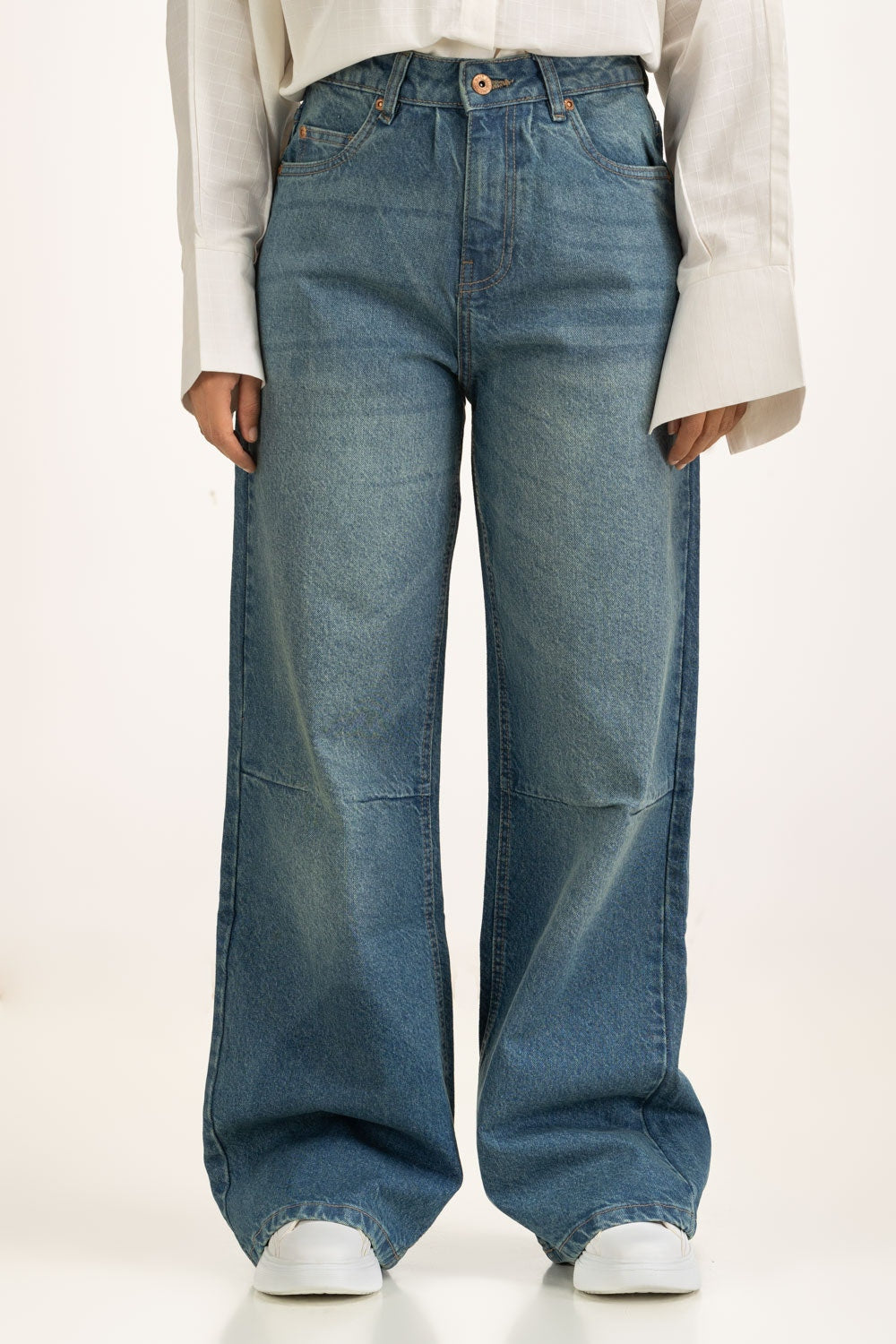 https://cdn.shopify.com/s/files/1/0706/3253/8159/files/salt-women-jeans-color-blue-99_-cotton-1-_elastane-barrel-wm-jns-ss25-008-front.jpg?v=1758456035