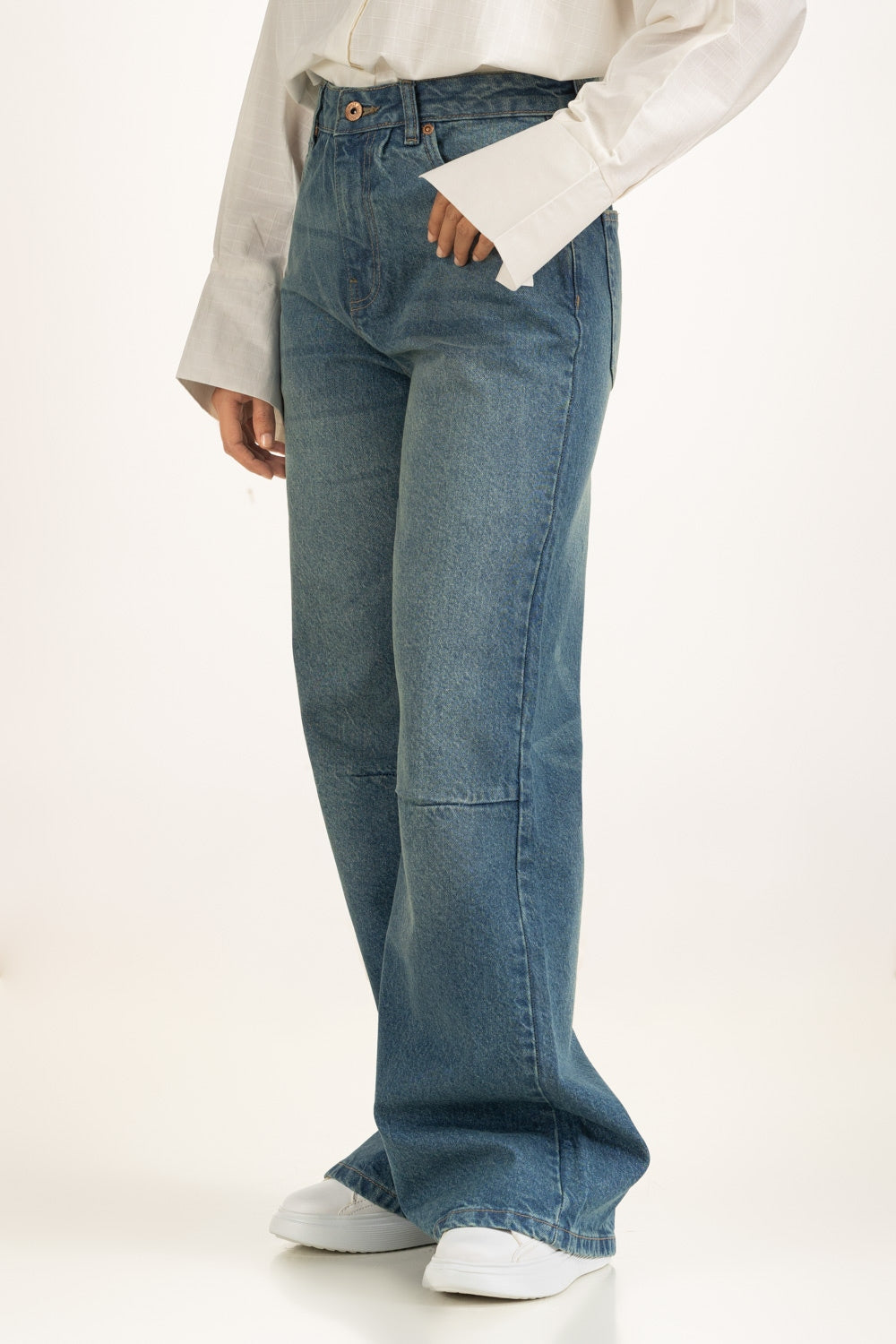 https://cdn.shopify.com/s/files/1/0706/3253/8159/files/salt-women-jeans-color-blue-99_-cotton-1-_elastane-barrel-wm-jns-ss25-008-left.jpg?v=1758456036