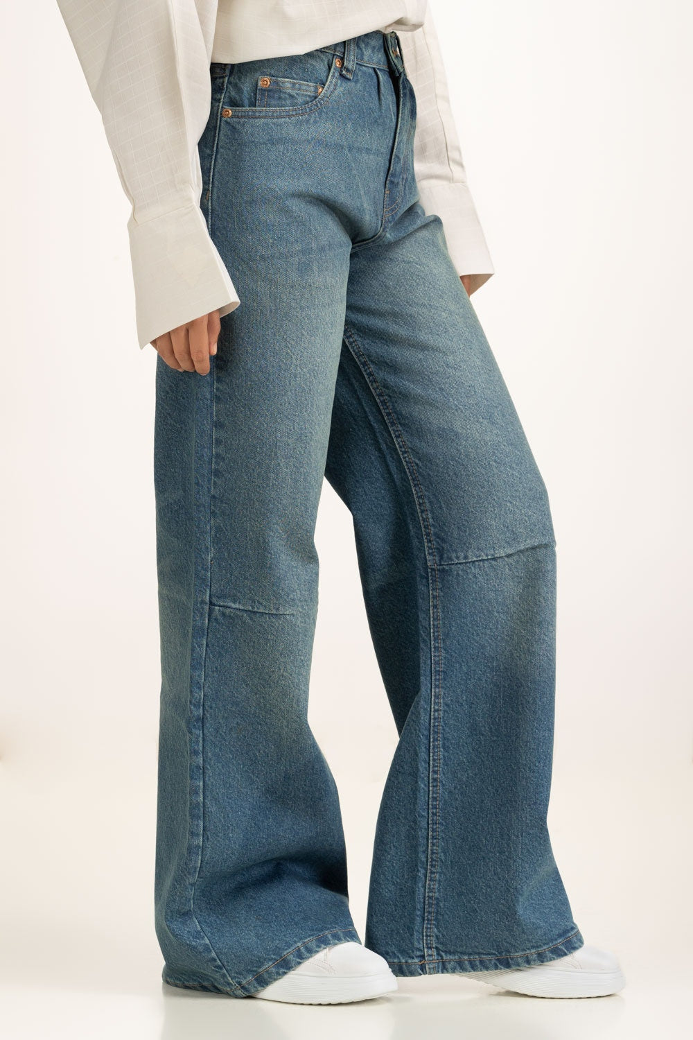 https://cdn.shopify.com/s/files/1/0706/3253/8159/files/salt-women-jeans-color-blue-99_-cotton-1-_elastane-barrel-wm-jns-ss25-008-right.jpg?v=1758456035