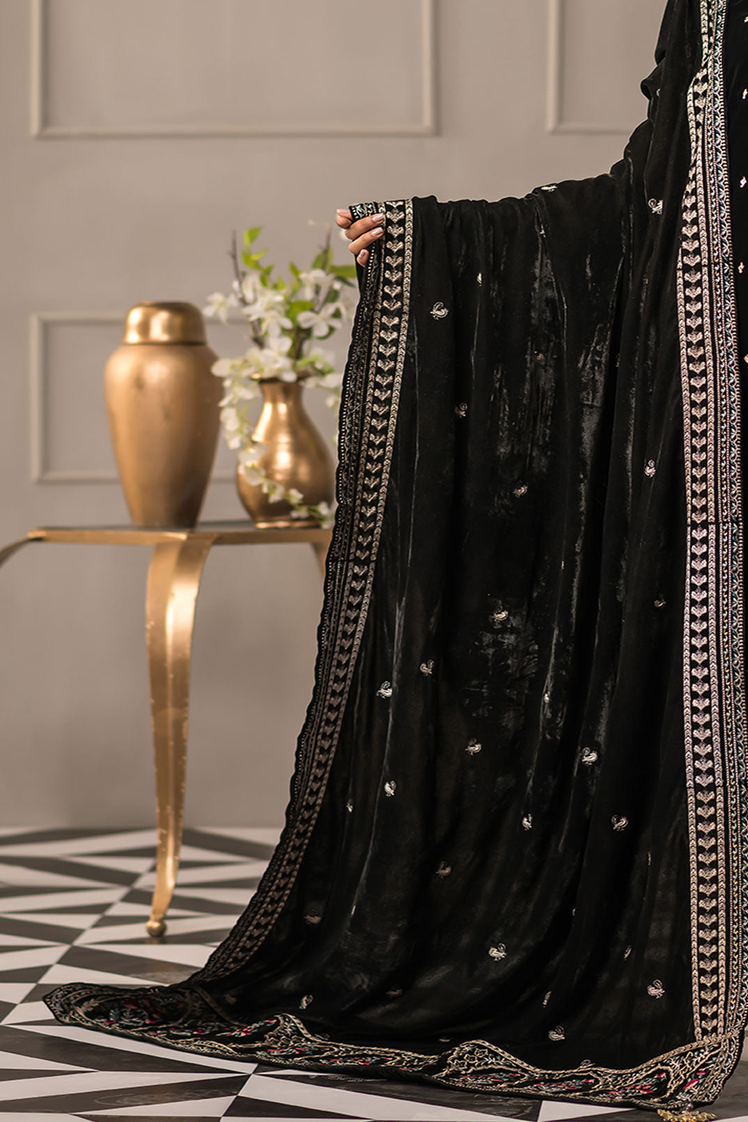 https://cdn.shopify.com/s/files/1/0587/3080/7460/products/shawls.jpg?v=1736415598