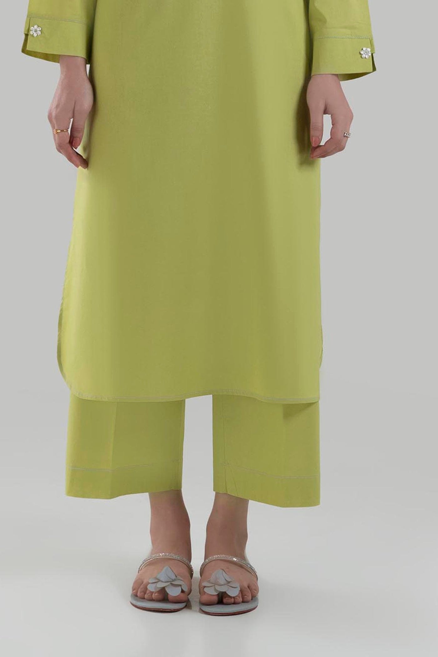 https://cdn.shopify.com/s/files/1/0740/1753/8280/files/ss24tbsd174_2_ae6b43b0-619f-4b9c-add5-7e0501ed6fa4.jpg?v=1756731354