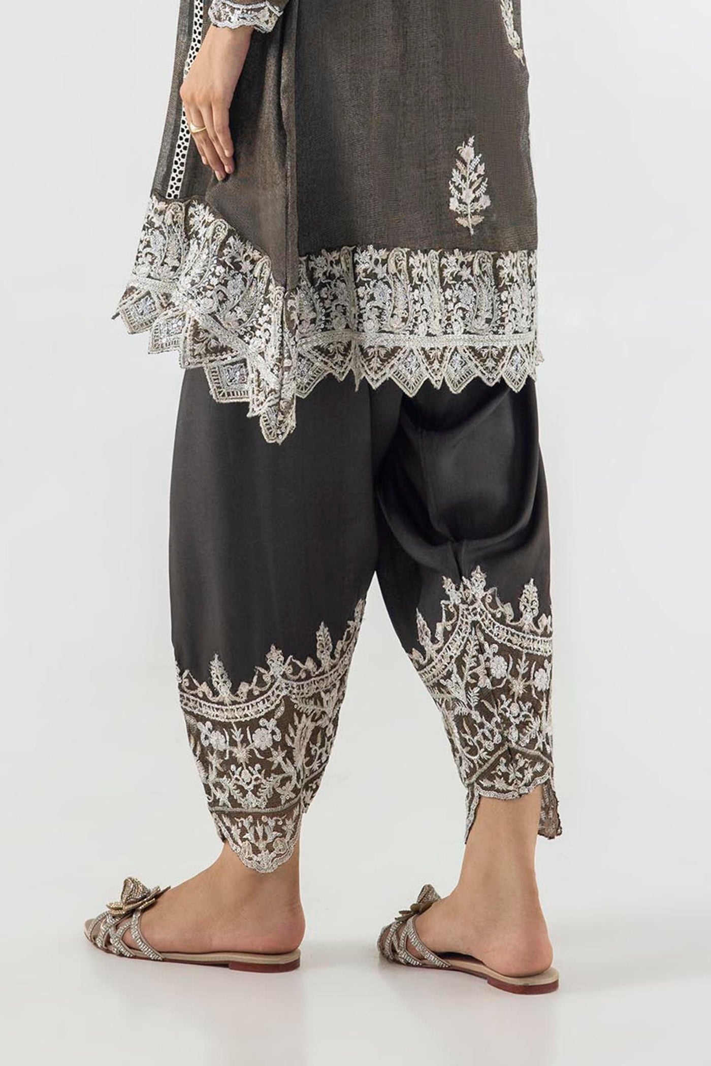 https://cdn.shopify.com/s/files/1/0740/1753/8280/files/ss24tsge109_2_e15a8ee9-ef19-4781-bc88-574a4b7e5303.jpg?v=1756731282