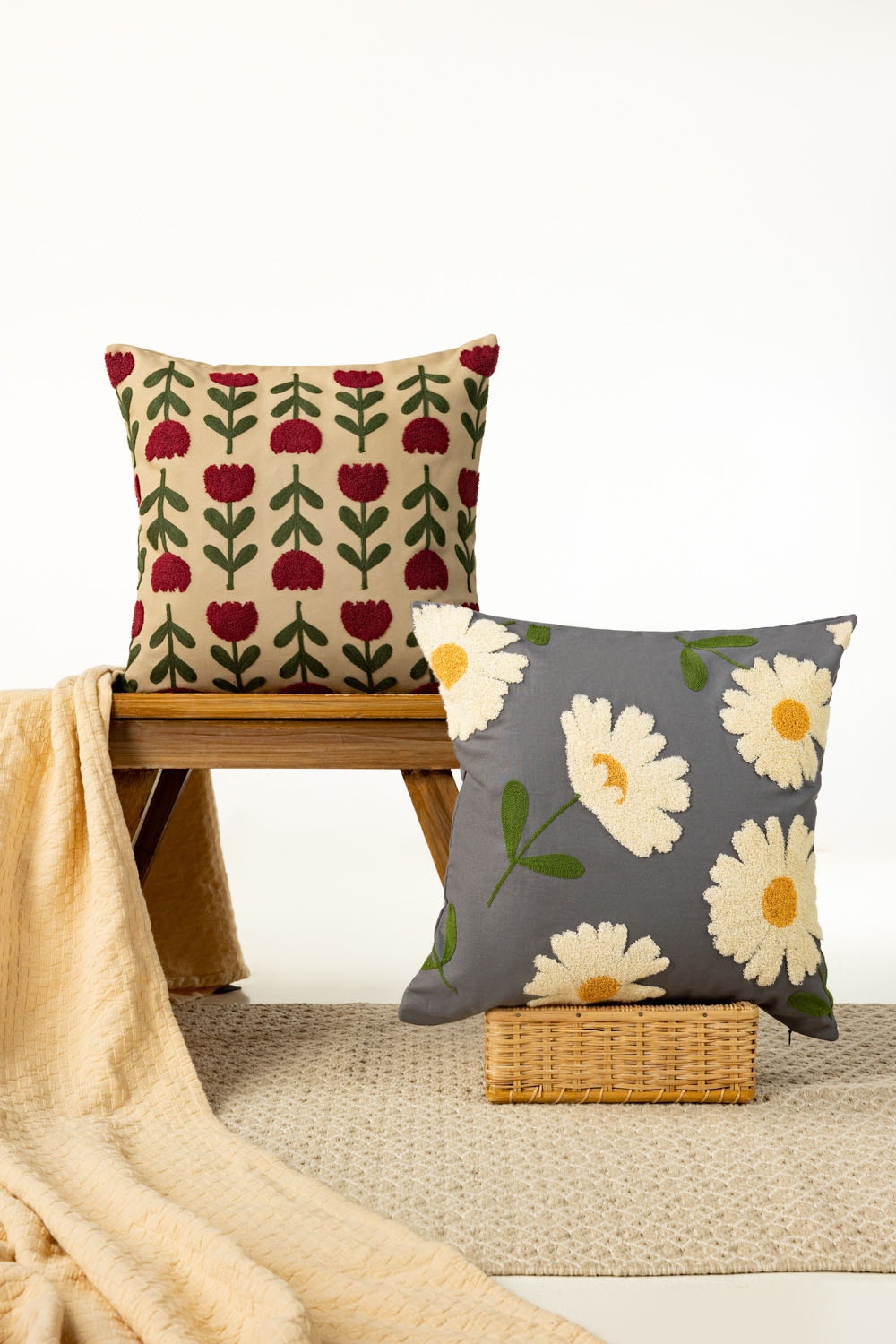 Ss25-Ec-007 Terry Embroidered Cushion Cover