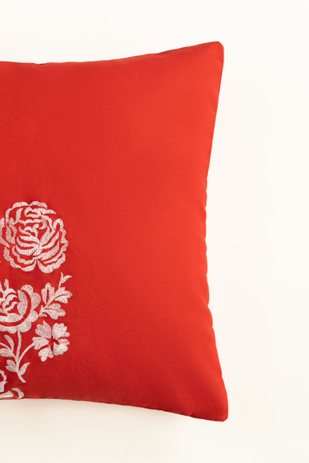 Ss25-Ec-032 Embroidered Cushion Cover