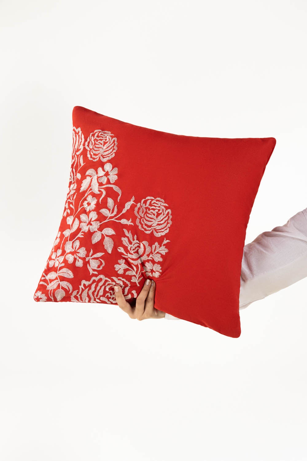 Ss25-Ec-032 Embroidered Cushion Cover