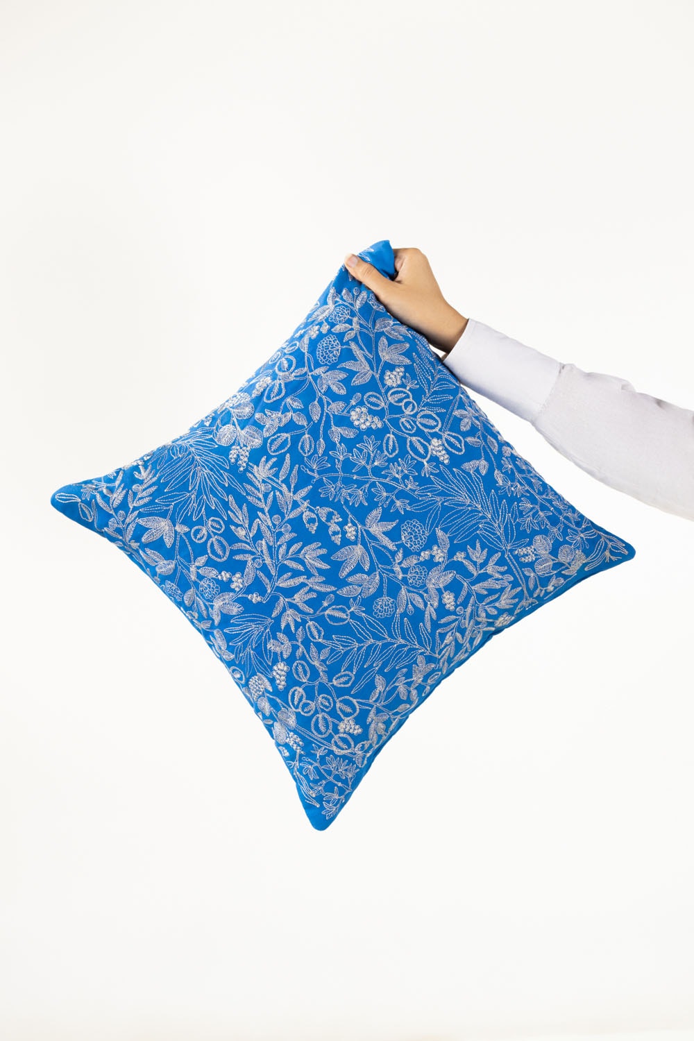 Ss25-Ec-052 Terry Embroidered Cushion Cover