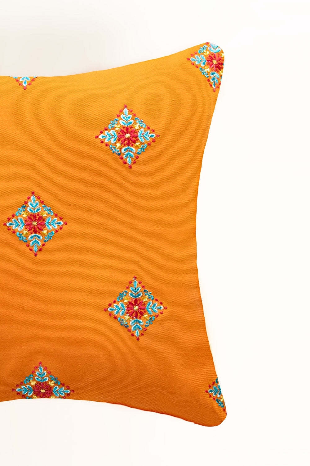 https://cdn.shopify.com/s/files/1/0706/3253/8159/files/ss25-ec-43-terry-embroidered-cushion-cover-gulahmed-closeup.jpg_2.jpg?v=1758373583