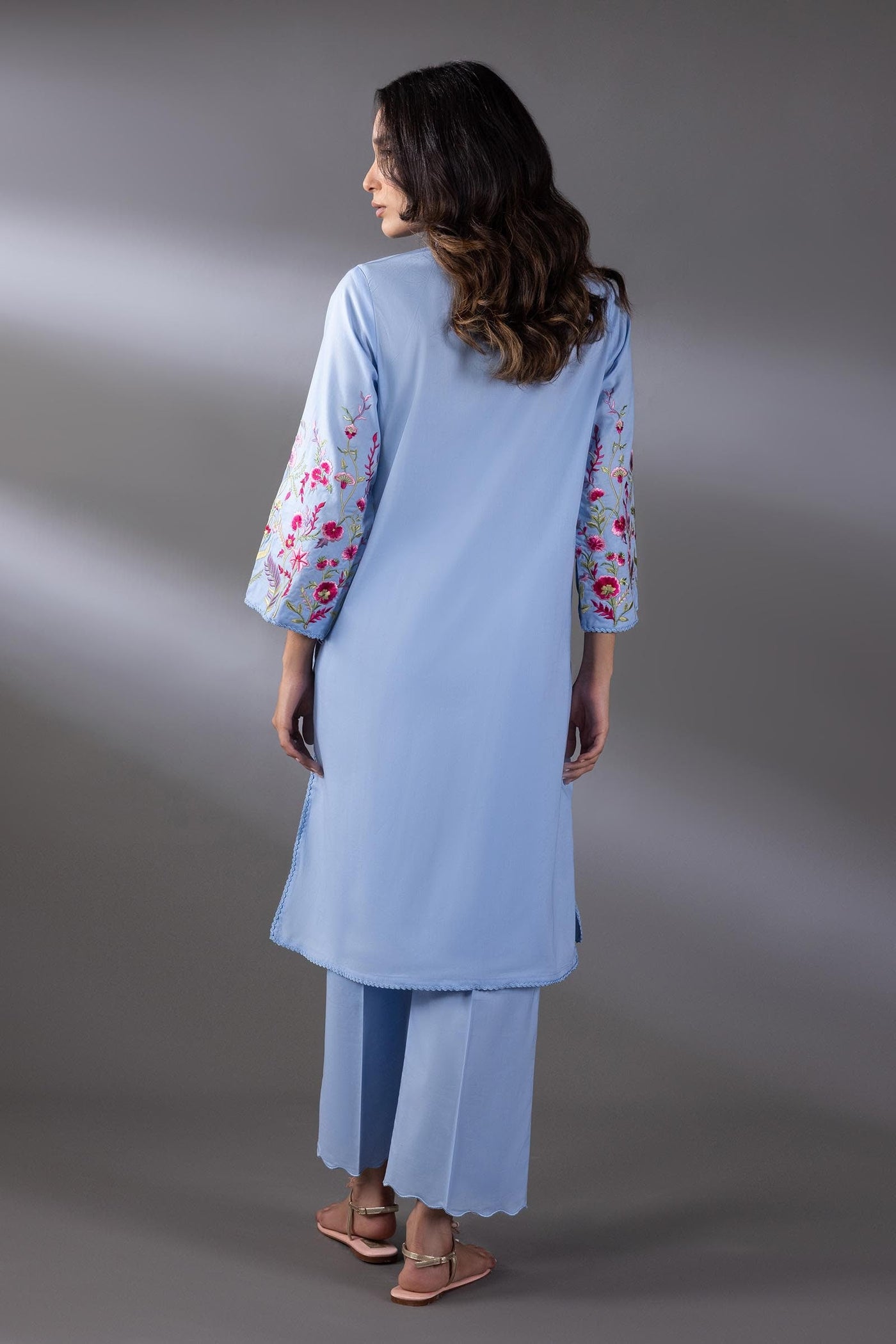 https://cdn.shopify.com/s/files/1/0740/1753/8280/files/ss25ese408p2t_3_1_fe2cd7b3-692c-4a93-adbb-4e77d3f0b4d5.jpg?v=1756730978