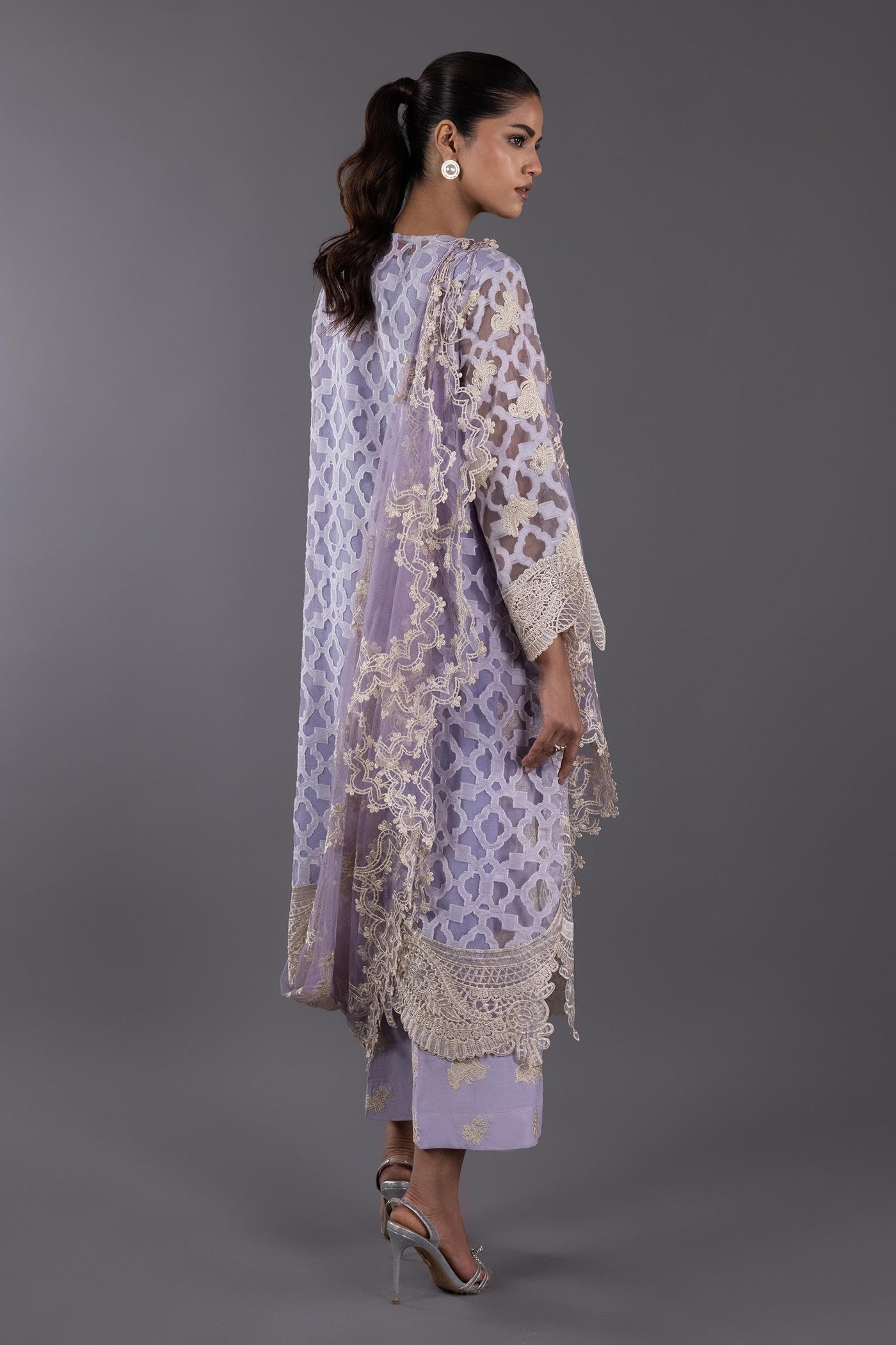 sana-safinaz-pool-94103616