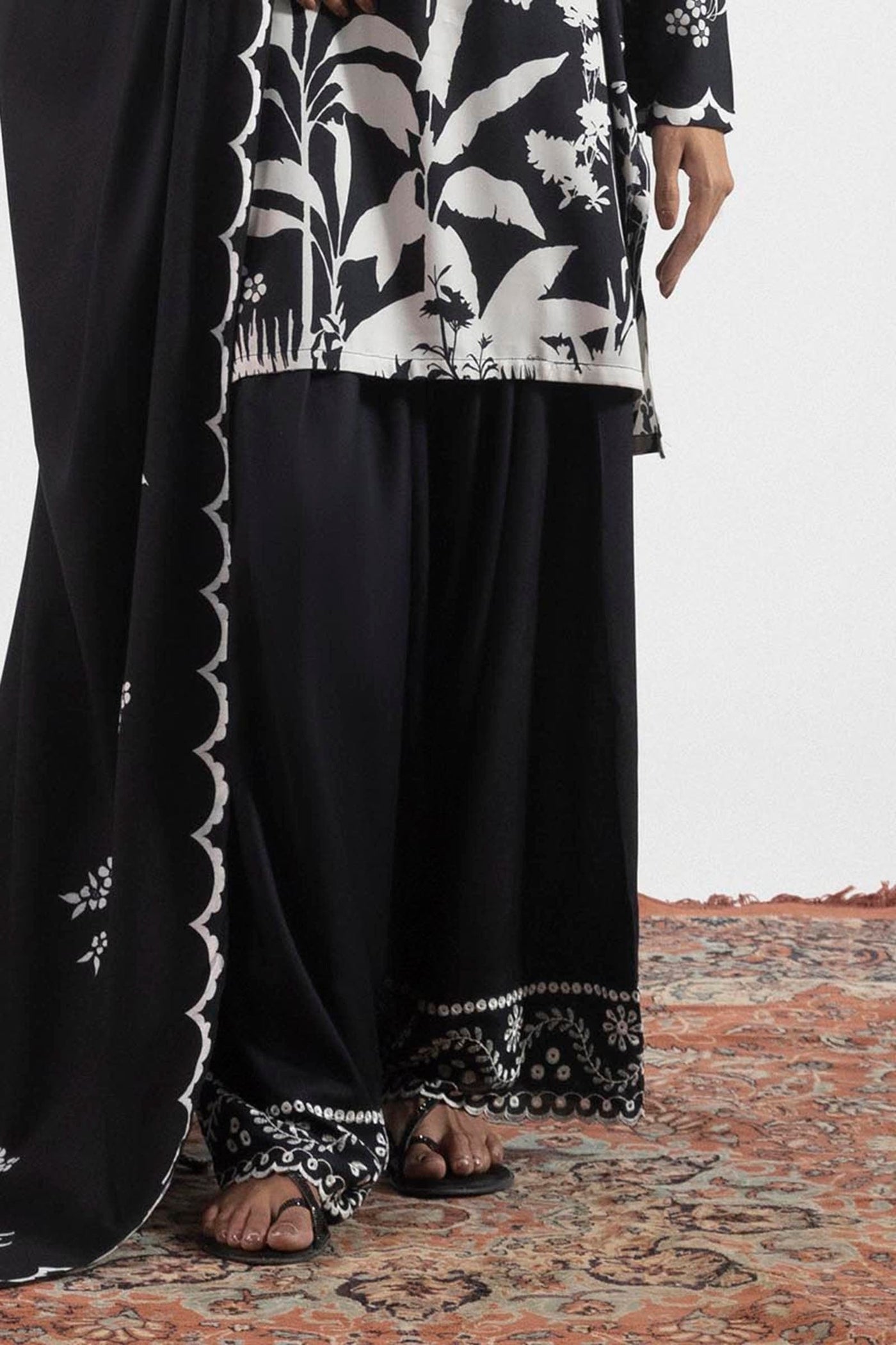 https://cdn.shopify.com/s/files/1/0740/1753/8280/files/ss25trd222.t_a4021ca4-91cb-41ef-ab45-b690bf9af27c.jpg?v=1756729004