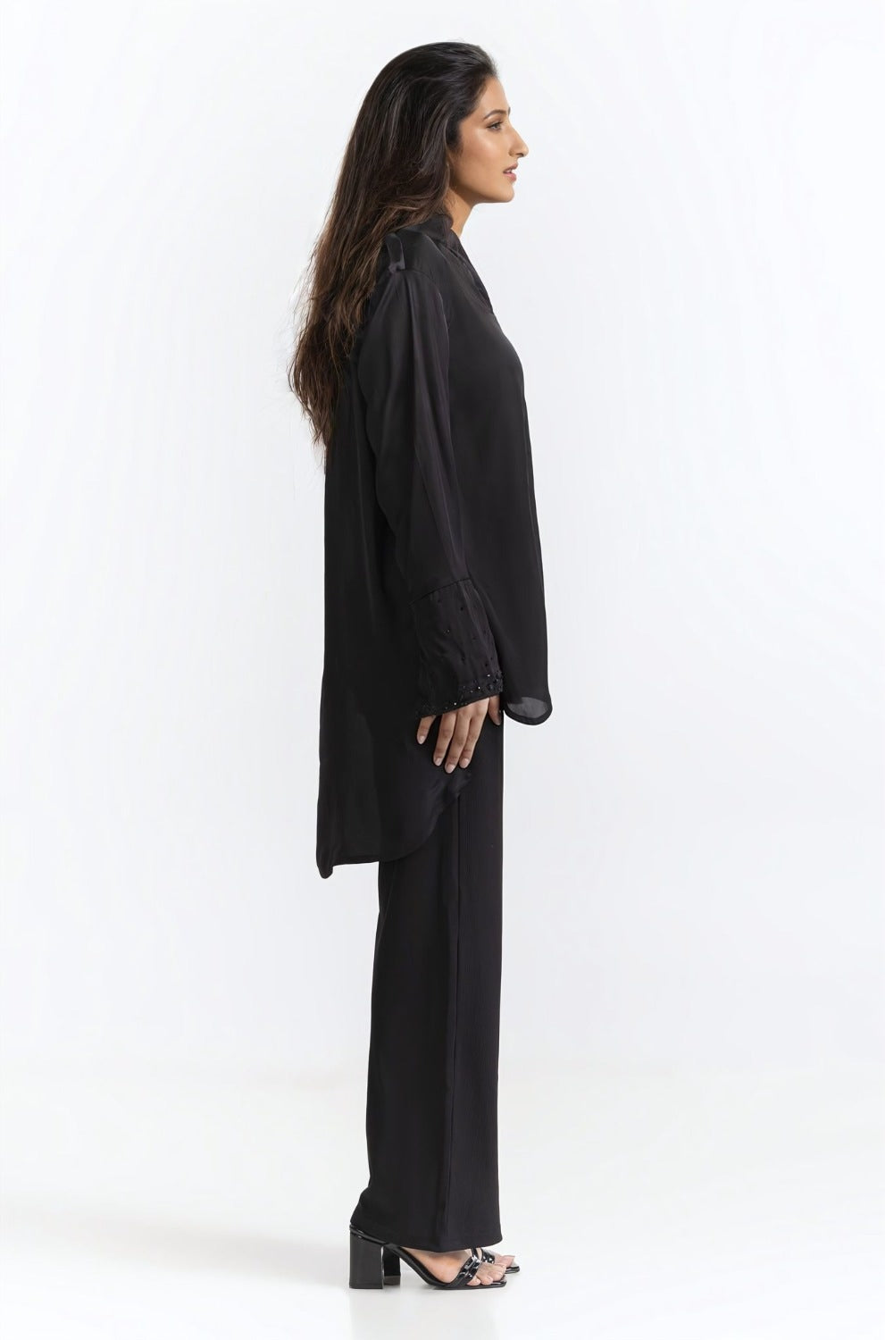 https://cdn.shopify.com/s/files/1/0706/3253/8159/files/v-neck_blouse_wm-cs-ss24-062_3.jpg?v=1758455506