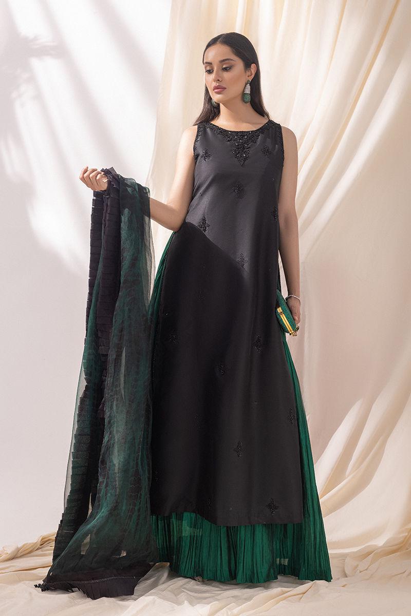 https://cdn.shopify.com/s/files/1/0923/1931/8403/files/vanessa-regalia-kaftan-by-alizay-saad-453588.jpg?v=1756724942