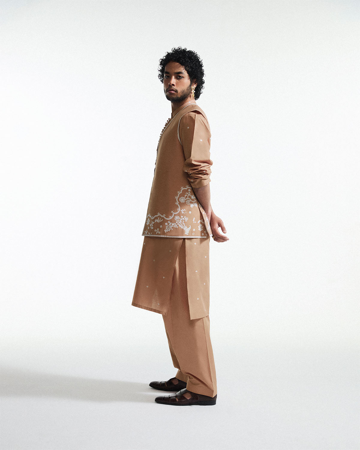 https://cdn.shopify.com/s/files/1/0764/9588/0493/files/web_0020_Jugnu-Pret-SS250399-copy-2-ed.jpg?v=1747984207