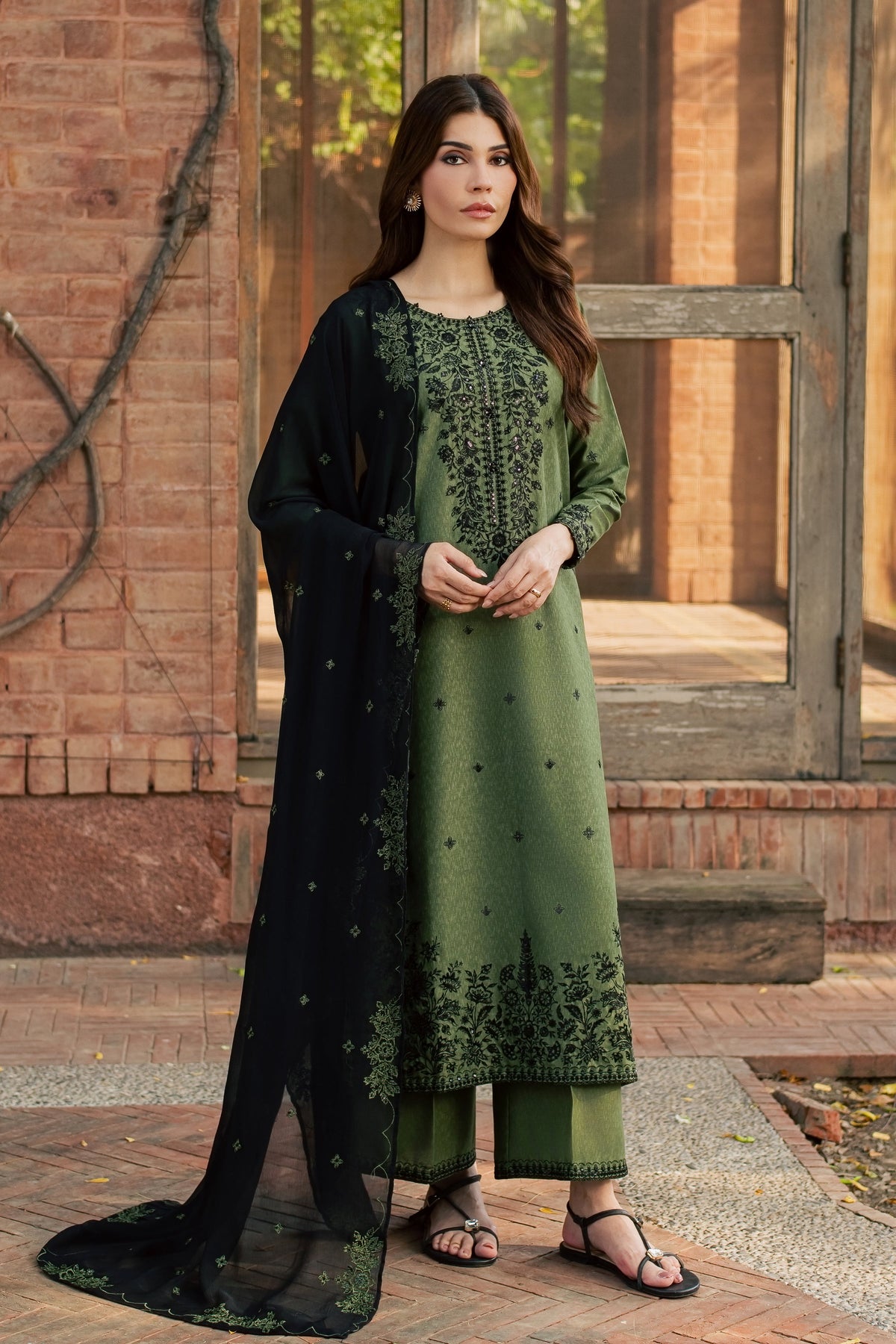 Green Willow 3Pc - Embroidered Karandi Pret