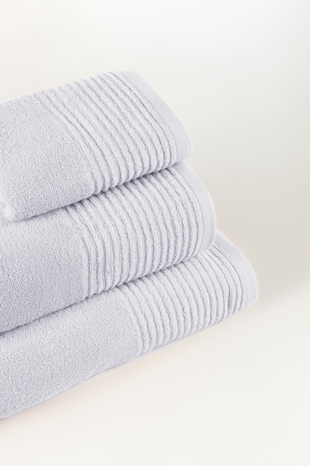 https://cdn.shopify.com/s/files/1/0706/3253/8159/files/white-combed-towel-plain-gulahmed-front.jpg_3.jpg?v=1758373648