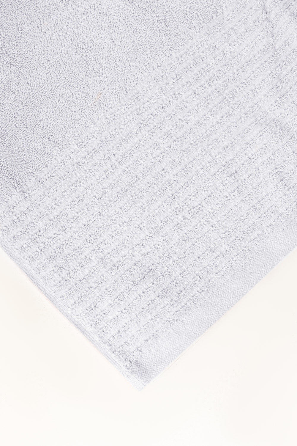 https://cdn.shopify.com/s/files/1/0706/3253/8159/files/white-combed-towel-plain-gulahmed-front.jpg_4.jpg?v=1758373648