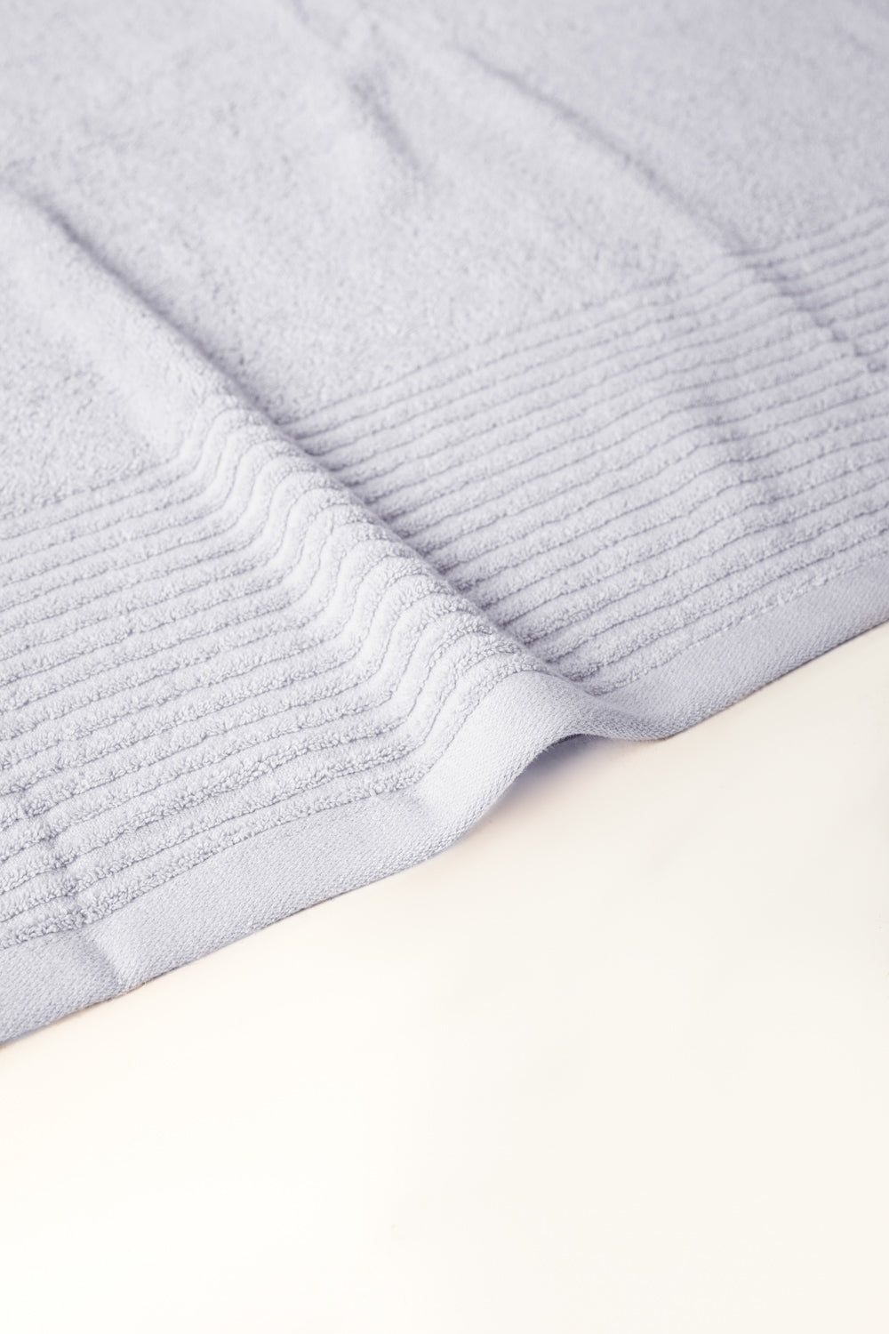 https://cdn.shopify.com/s/files/1/0706/3253/8159/files/white-combed-towel-plain-gulahmed-front.jpg_5.jpg?v=1758373648
