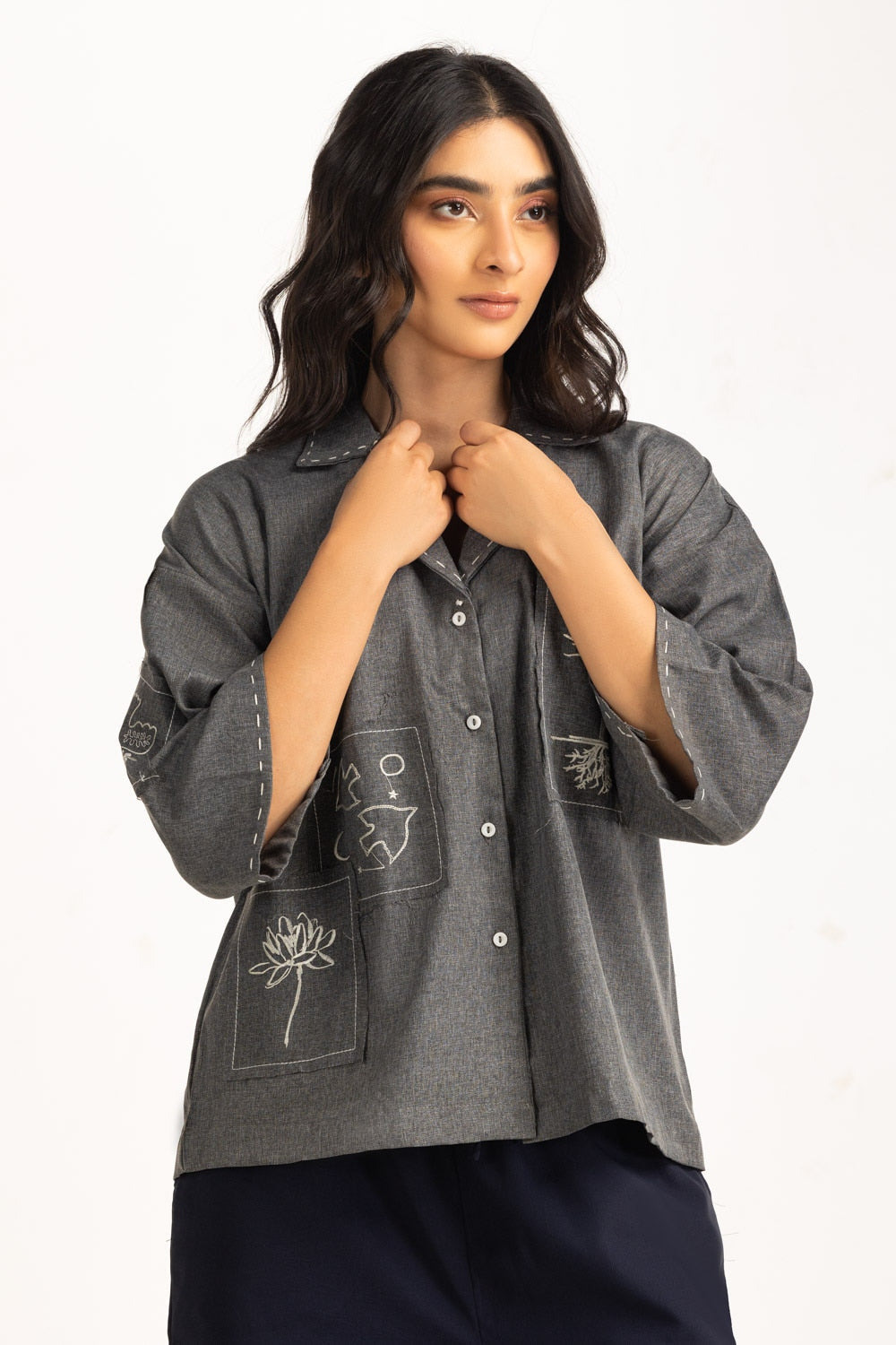 https://cdn.shopify.com/s/files/1/0706/3253/8159/files/women-casual-shirts-color-grey-blended-regular-fit-wm-cs-ss25-408-half-front.jpg?v=1758455969