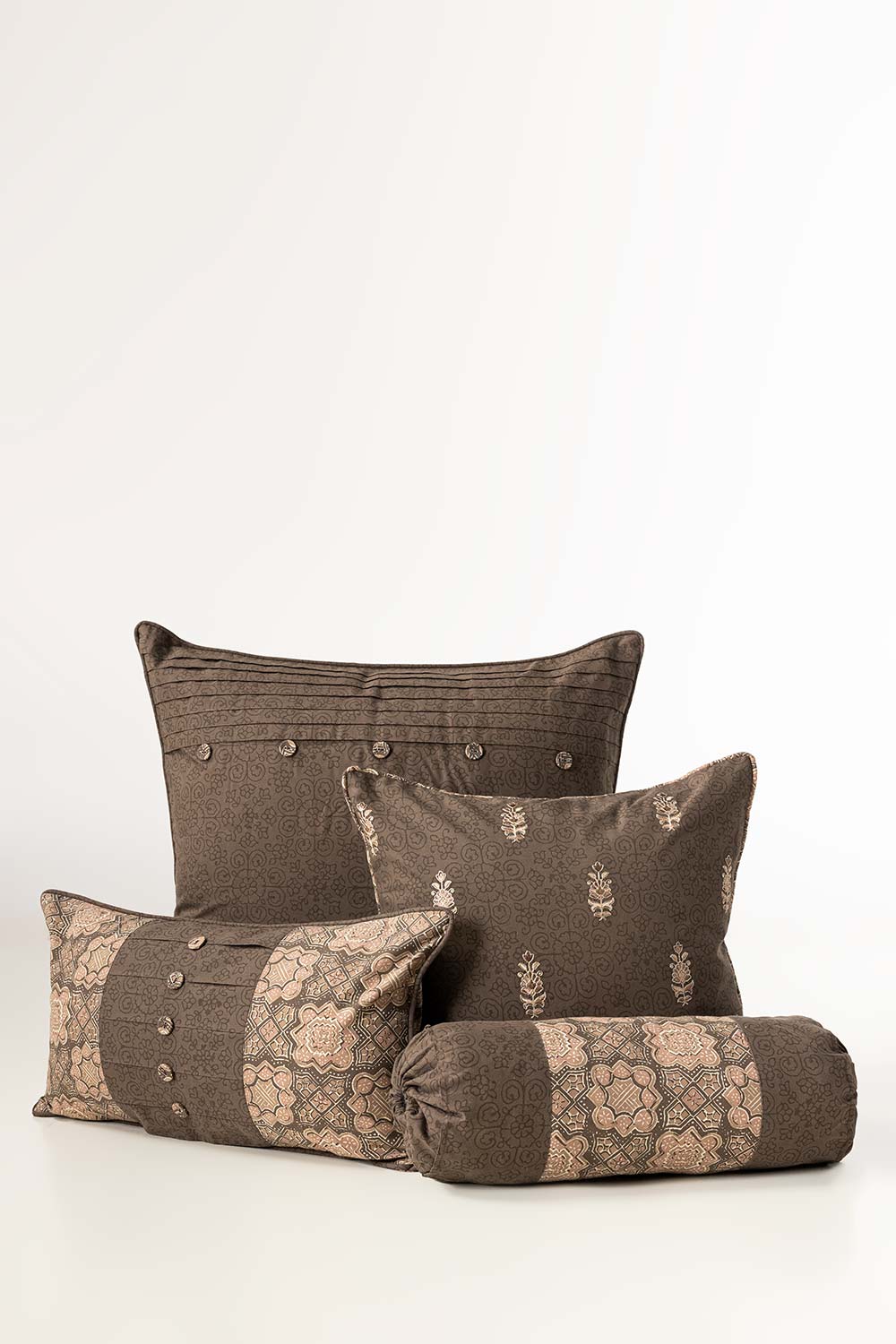 https://cdn.shopify.com/s/files/1/0706/3253/8159/files/wood-folk-t-150-deck-cushion-cover-gulahmed_4.jpg?v=1758373533
