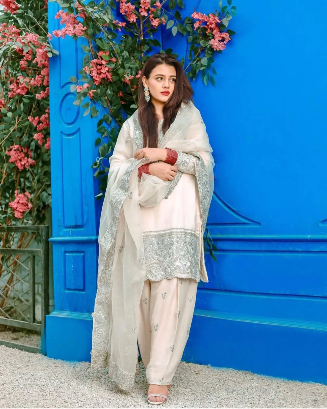 https://cdn.shopify.com/s/files/1/0516/3571/6292/files/zaranoorabbas.official-looks-absolutely-stunning-in-Hoorain.jpg?v=1758543303