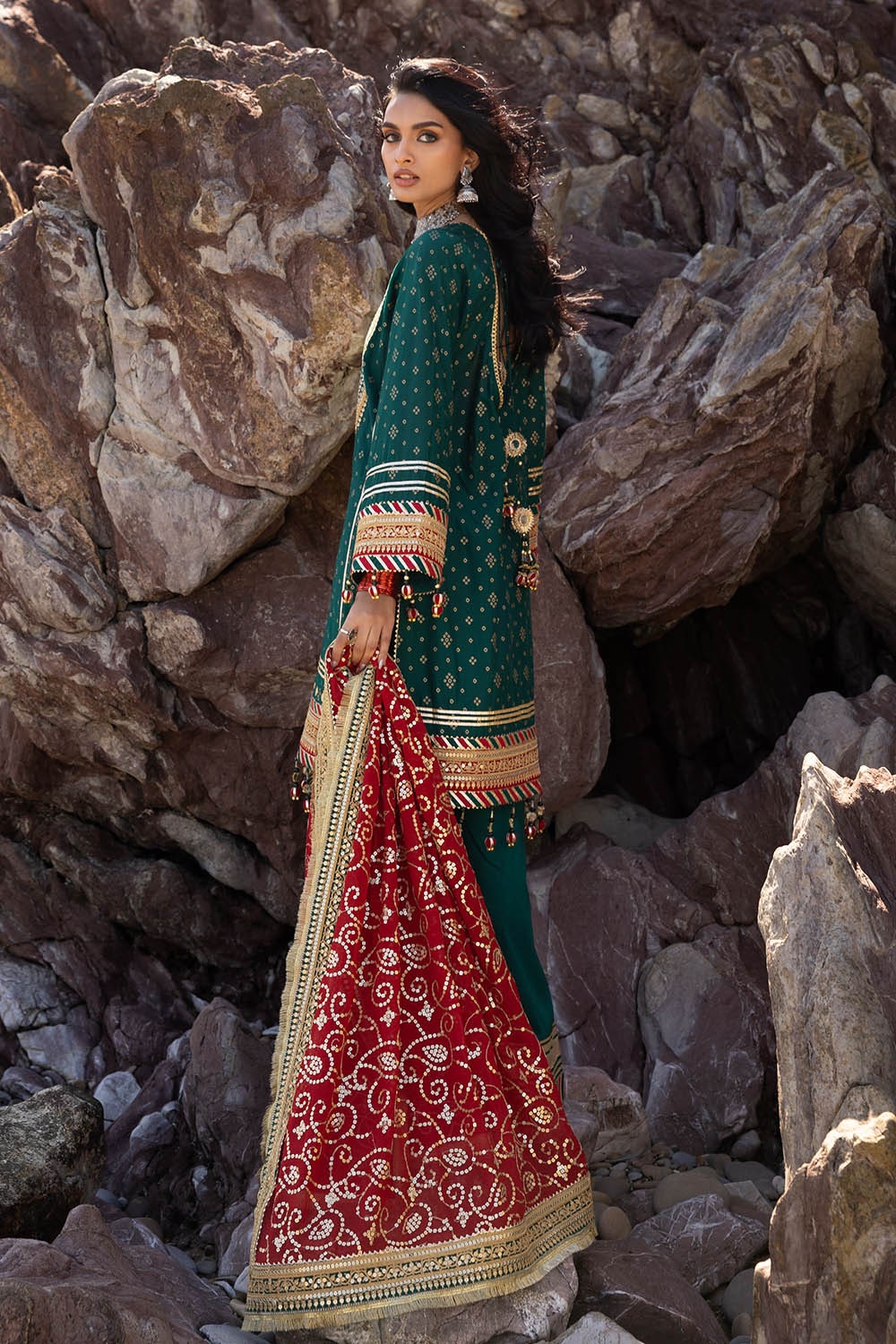 https://cdn.shopify.com/s/files/1/0706/3253/8159/files/zari-_-sequins-embroidered-chiffon-dupatta-with-cord-embroidered-lace._gold-printed-lawn-gulahmed-back-bm-52024.jpg?v=1758380835
