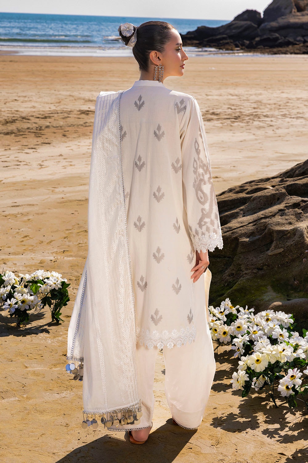https://cdn.shopify.com/s/files/1/0706/3253/8159/files/zari-cotton-dupatta-jacquard-shirt-dyed-trouser-gulahmed-mj-52003-back.jpg?v=1758380913