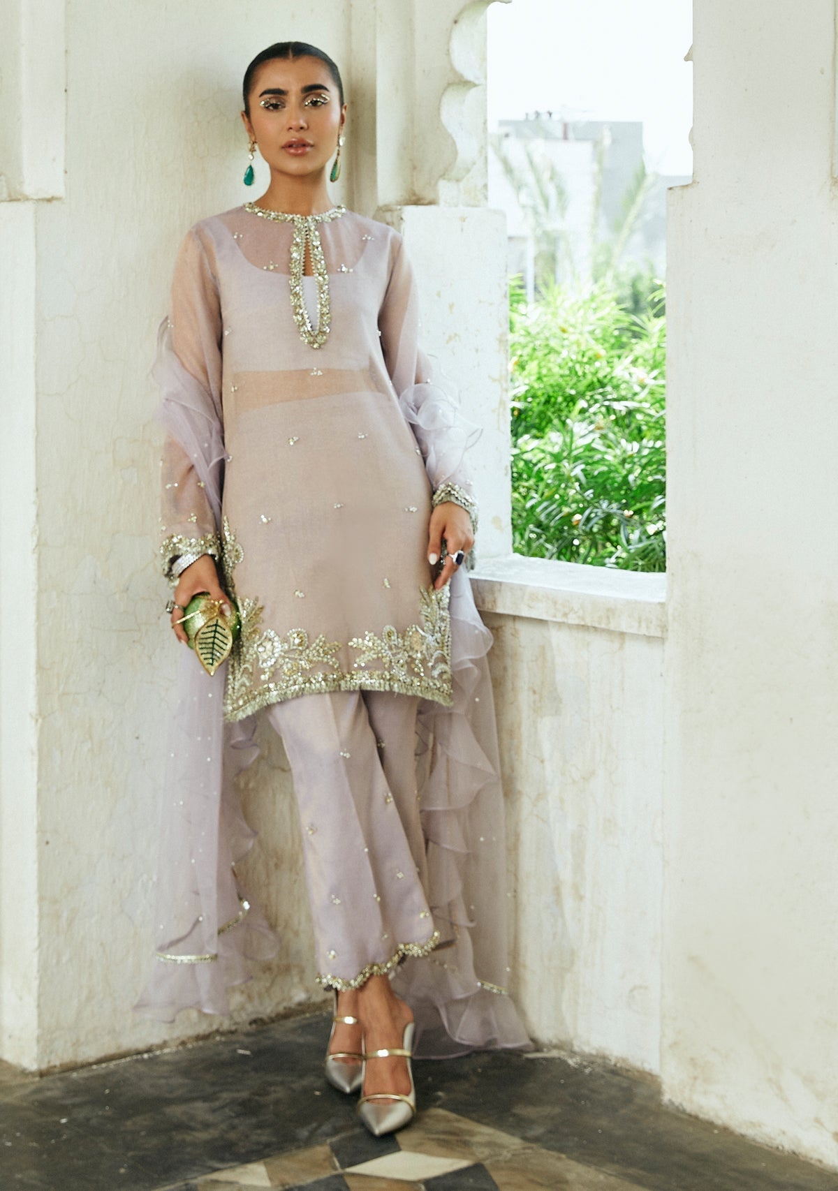 https://cdn.shopify.com/s/files/1/0676/8177/9968/products/zehra1_ee923e49-b308-444c-ab25-8d65db8a5a97.jpg?v=1708638966